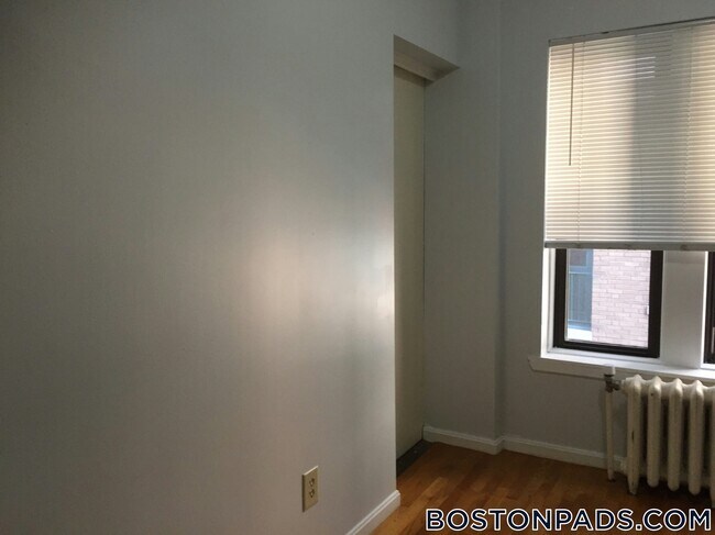Building Photo - 448 Park Dr