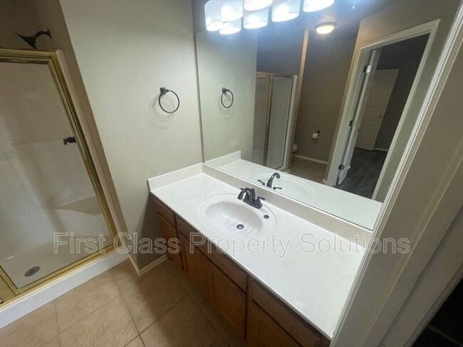 Building Photo - 400 N Willowood Dr