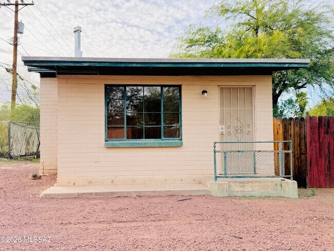 Building Photo - 840 E Elm St