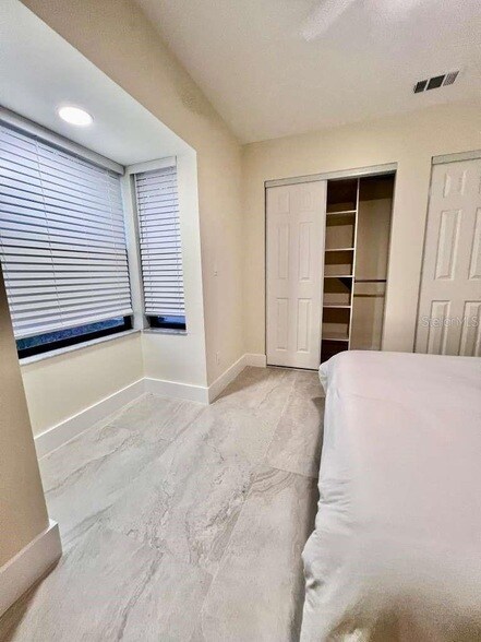 Building Photo - 8240 Cypress Lake Dr