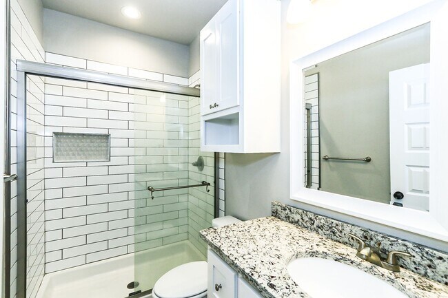 Building Photo - 3 Bed 3 Bath with rooftop Deck!