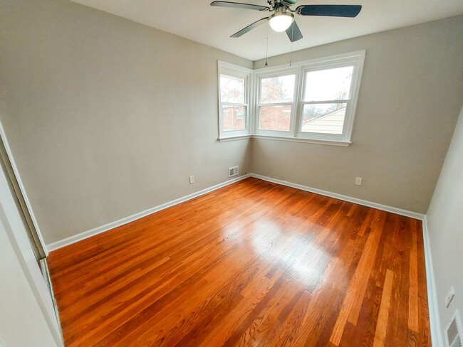 Building Photo - Fully Renovated 3br/2bth with large yard i...