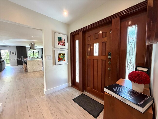 Building Photo - 815 Valencia Ave