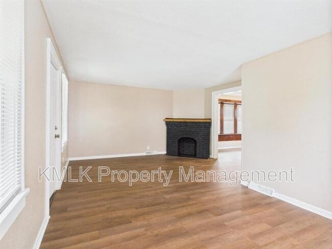 Building Photo - 84 E Mapledale Ave