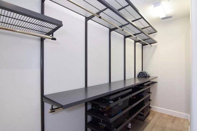 Building Photo - 1332 W Gray St