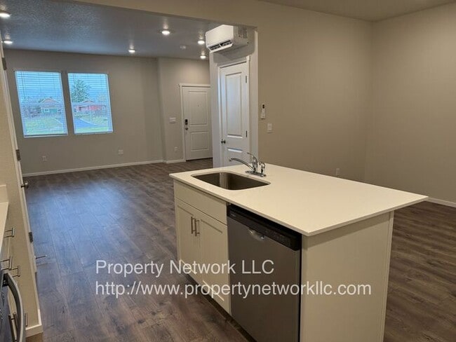 Building Photo - Wonderful 3 Bedroom Townhouse