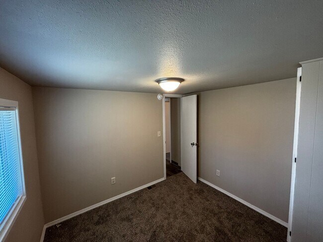 Building Photo - Remodeled 3 bed/ 2 bath with a sperate bon...