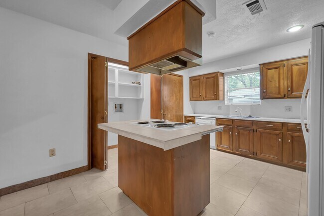 Building Photo - 284 Colonial Ct