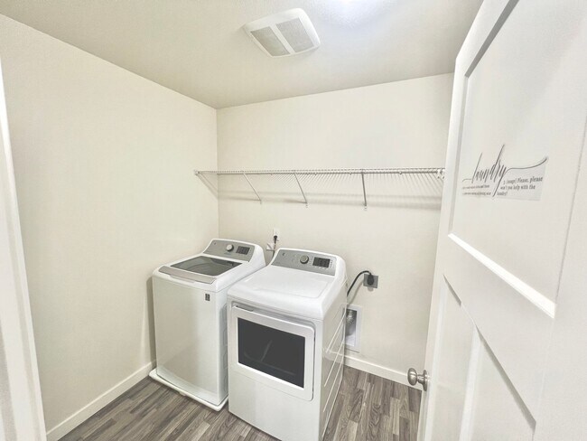 Building Photo - AVAILABLE NOW! 3BD 2.5 BATH TUMWATER LIVING