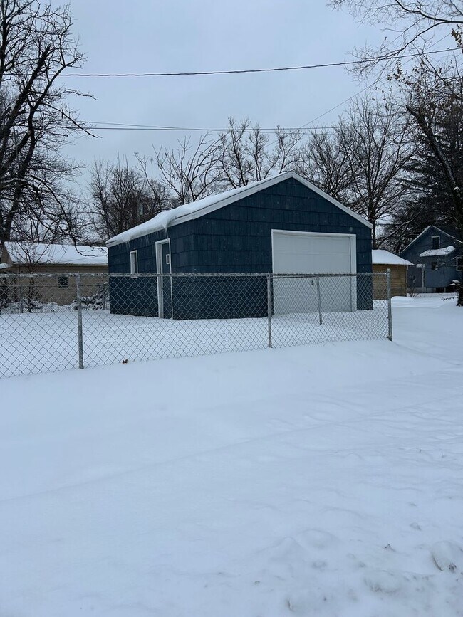 Building Photo - ** Move in Special ** Updated 3-Bedroom, 1-Bathroom Home – $1,350/Month | 1,092 Sq. Ft. | Accepti...