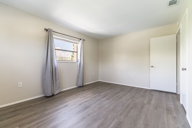 Building Photo - 2 Bed 2 Bath Condo - Close to Beach & Airport