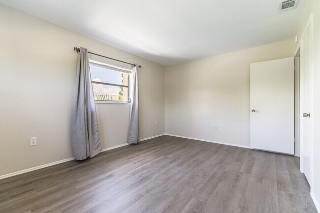 Building Photo - FURNISHED 2 DOUBLE BEDROOM CONDO - CLOSE T...