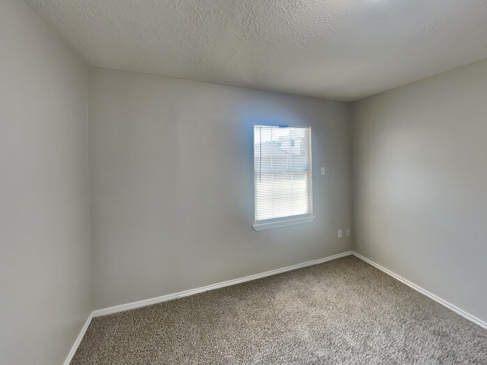 Building Photo - 942 Somercotes Ln