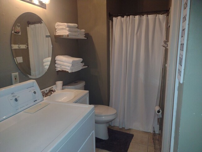 Building Photo - Beautifully renovated 4 bed 5 bath condo with a private back yard