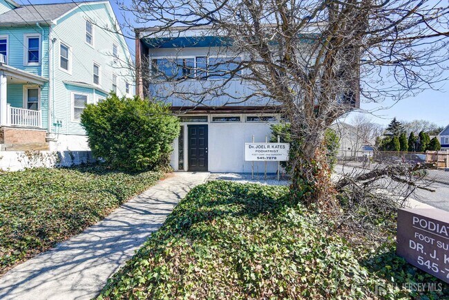 Building Photo - 167 N Main St