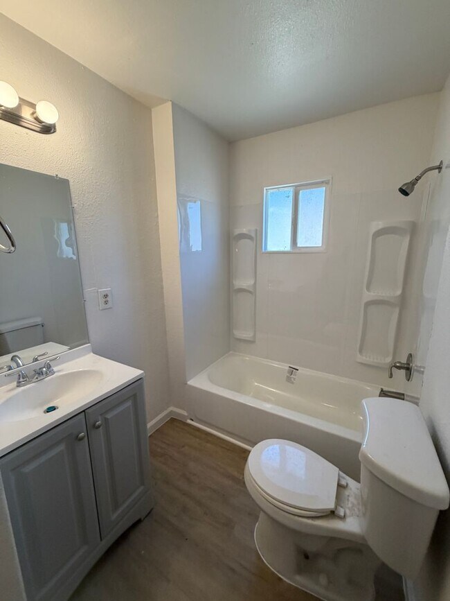 Building Photo - 2 Bedroom 1 Bath Home