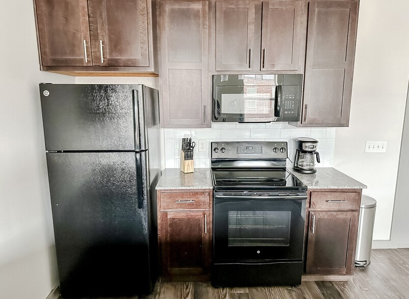 Building Photo - 111 E 4th St