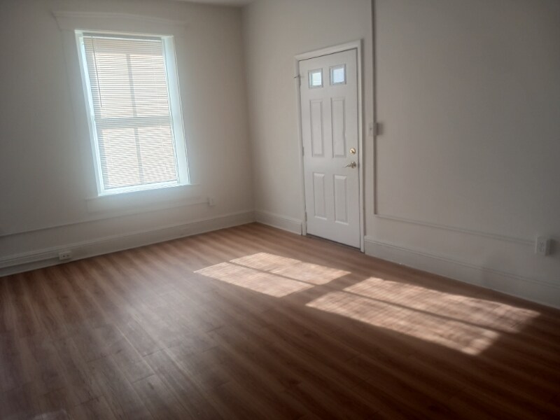 Building Photo - 323 N George St