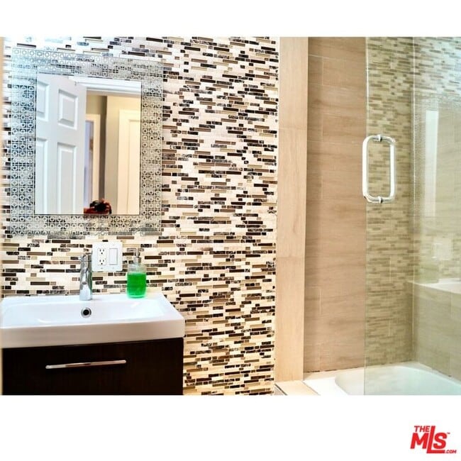 Building Photo - 137 Rexford Dr