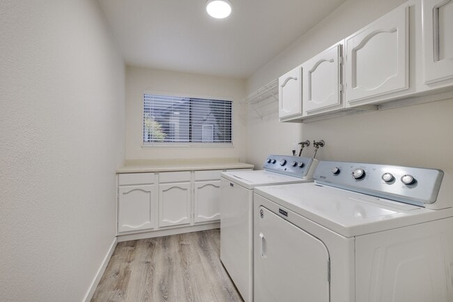 Building Photo - Beautifully Remodeled 4-Bedroom Home in Ke...