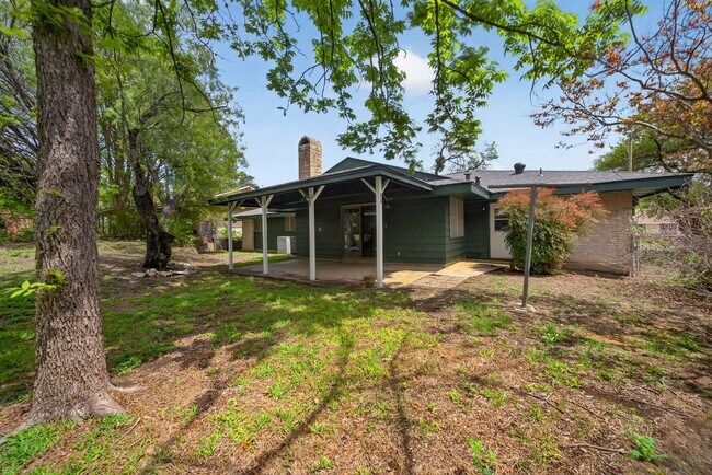 Building Photo - Beautifully refreshed 3-bedroom, 2-bath ranch-style home, located in the sought-after Colonies No...