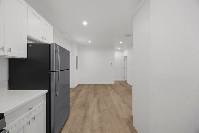 Building Photo - 308 N Catalina Ave