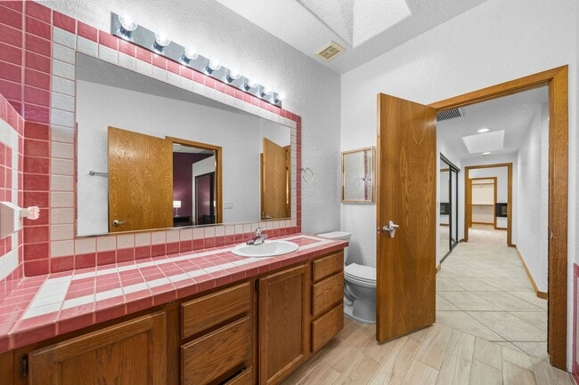 Building Photo - 4 Bedroom Pool Home on the Golf Course