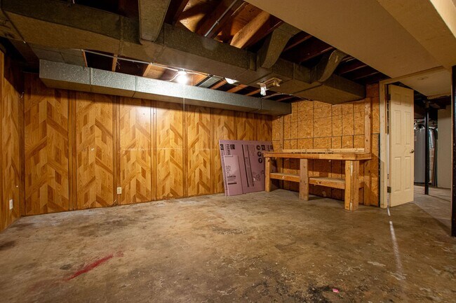 Building Photo - Extremely Spacious 2 Bedroom / 1 Bath Home