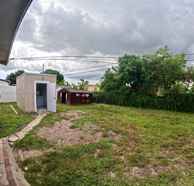 Building Photo - 5720 SW 38th Ct