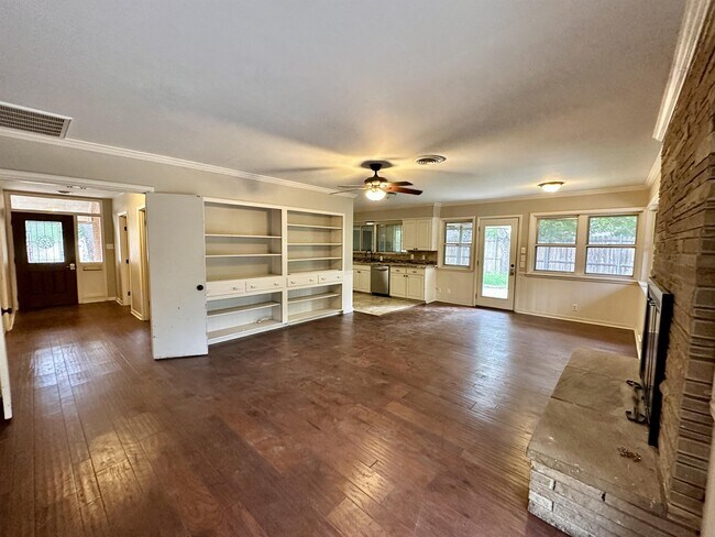 Building Photo - 1926 Laurelwood Dr