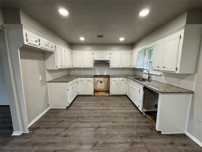 Building Photo - 14820 W Funston Dr