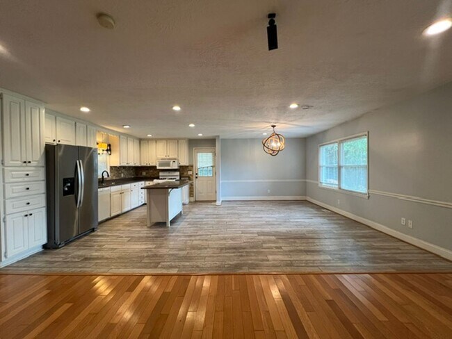 Building Photo - 223 S Lk Dr