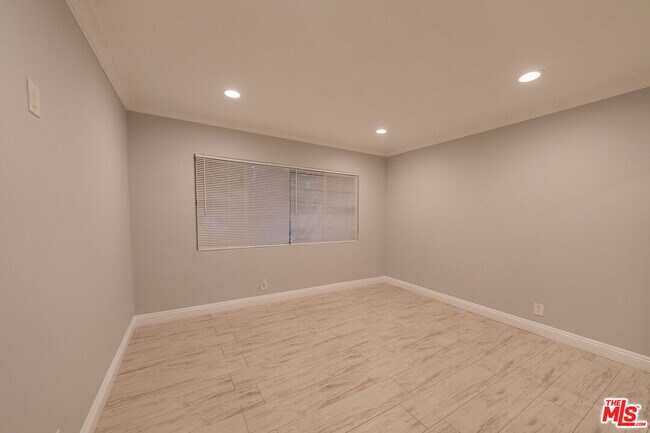 Building Photo - 600 W Stocker St