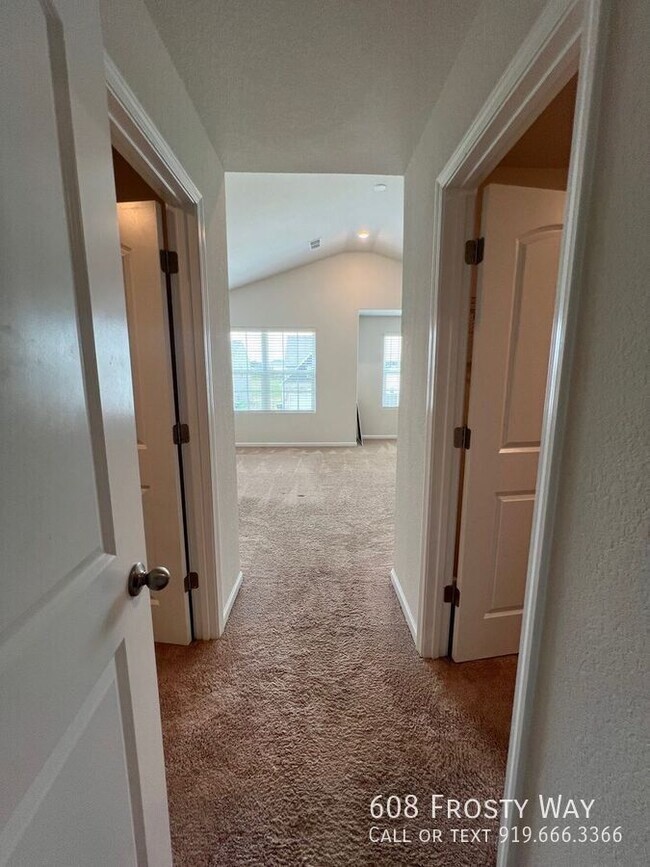 Building Photo - 608 Frosty Way