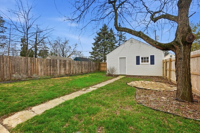 Building Photo - 2695 Bellwood Ave