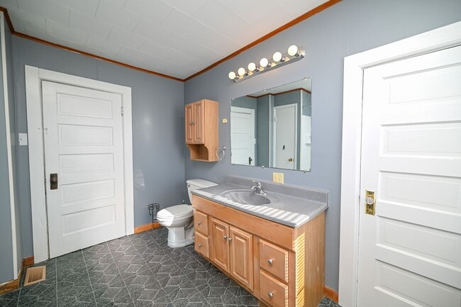 Building Photo - Large 4 Bedroom/2 Bath Home For Rent