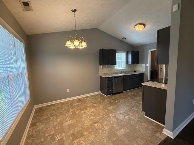 Building Photo - Beautiful 3 Bed Plus Bonus Room Raeford Home