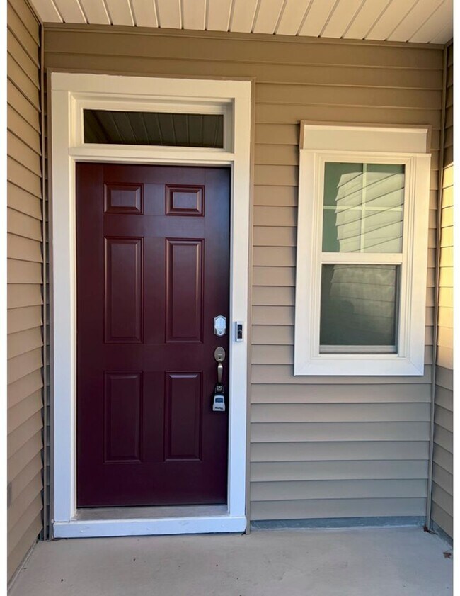 Building Photo - Three Bedroom Home