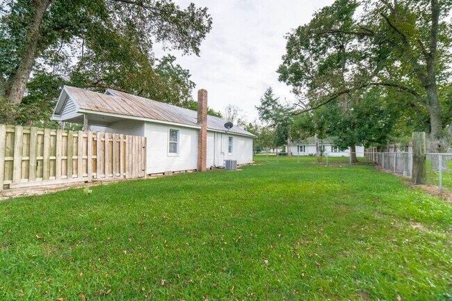 Building Photo - 518 Railroad St