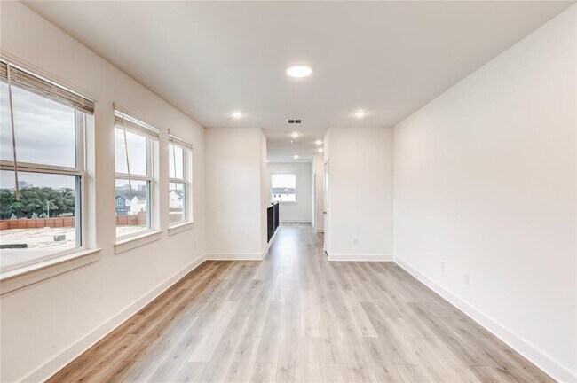 Building Photo - 2000 Kit Cir