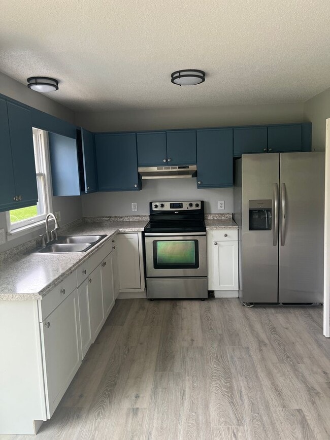 Building Photo - UPDATED 2 BEDROOM TOWNHOUSE WITH COMMUNITY POOL