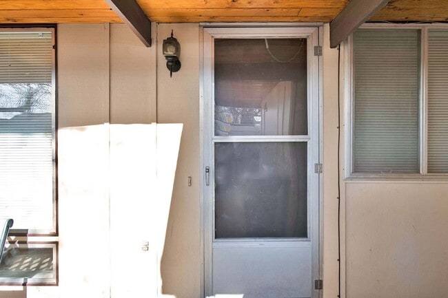 Building Photo - Spacious 2 Bed, 1.5 Bath Townhome Near CMU