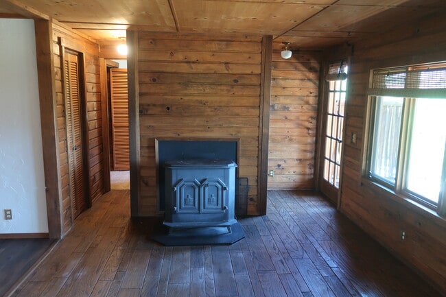 Building Photo - 3601 10th St SE