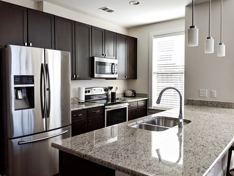 Kitchen with stainless steel appliances - 700 Finsbury St.