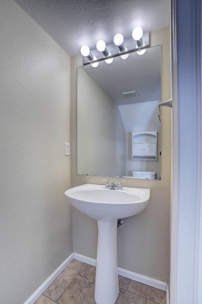 Building Photo - $ 2,295 - 3-Bed, 3-Bath Townhome with Mode...