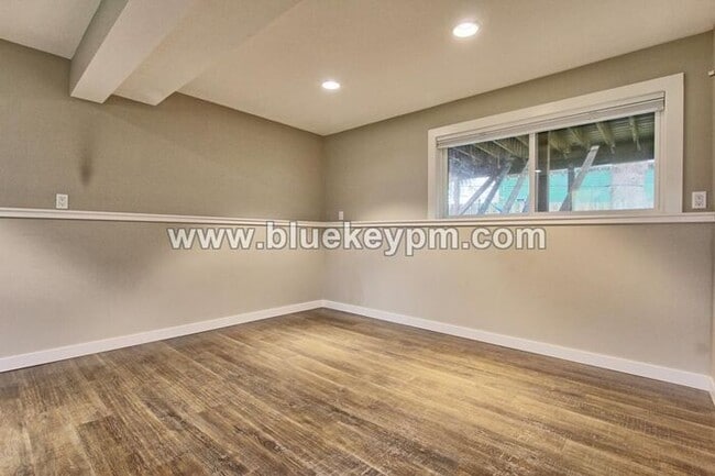 Building Photo - 4 Bed, 3 Bath Split Level Home in Sherwood