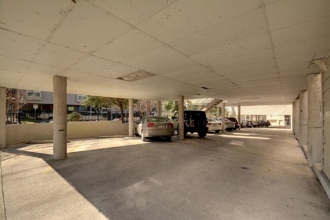 Building Photo - West Campus Gem!!!