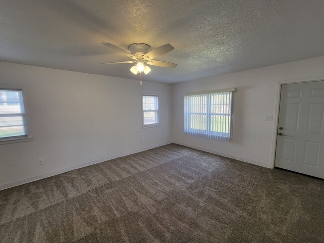 Building Photo - 3 Bed 2 Bath House