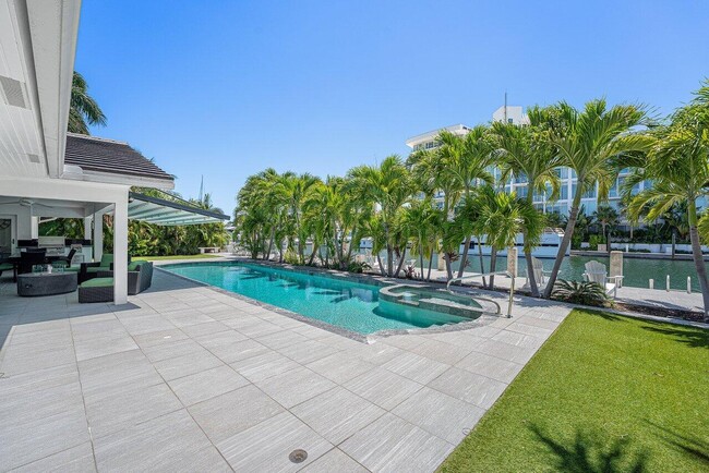 Building Photo - 2540 Mercedes Dr