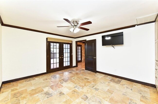 Building Photo - 2802 S Doral Dr